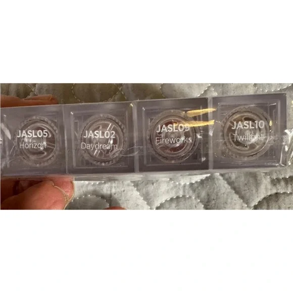 Joah NWT By Kiss Air Light Satin Lipstick Pack Of 4 - Picture 6 of 6